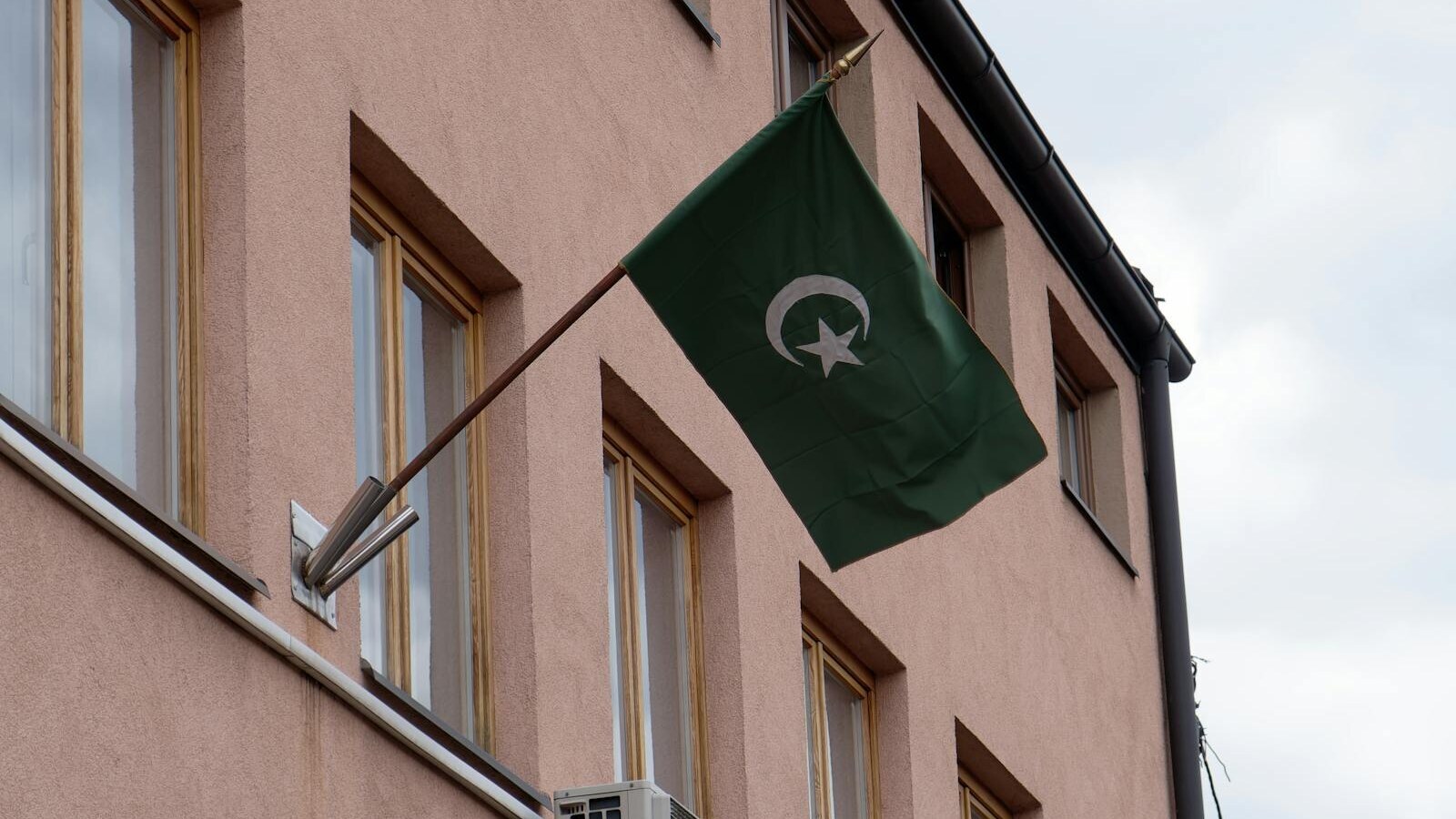 Credit Cards in Pakistan: 5 Popular Retail Products to Compare